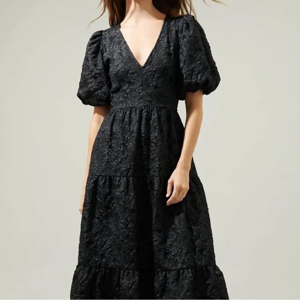 Sugarlips Arielle Jacquard V Neck Short Puff Sleeve Tiered Maxi Dress
YY7